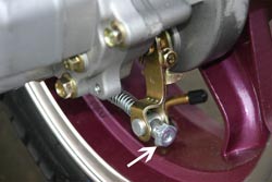 Барабанный тормоз скутера, стрелкой показана регулировочная гайка наконечника троса